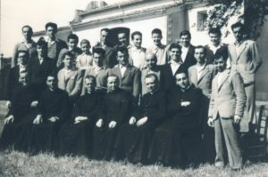 Nella foto (che risale agli inizi anni '50, con don Dino e don Alberto ), don Nando è il terzo da destra (ultima fila in piedi).